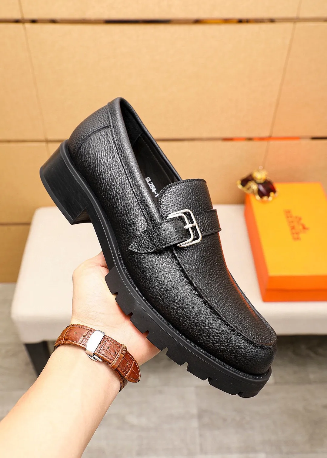 Men's shoes 💰460 💐 Product trademark: HERMES "Hermès" casual leather shoes Regular size: 39-44 (38.45🉑️customized) Product materials: Selected imported first-layer pebbled cowhide leather upper + classic hardware buckle, imported water-dyed 🐂 cowhide lining. Strong three-dimensional visual effect, non-slip and wear-resistant rubber outsole Color: 2⃣️colors available